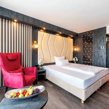 Plaza Hotel 4*